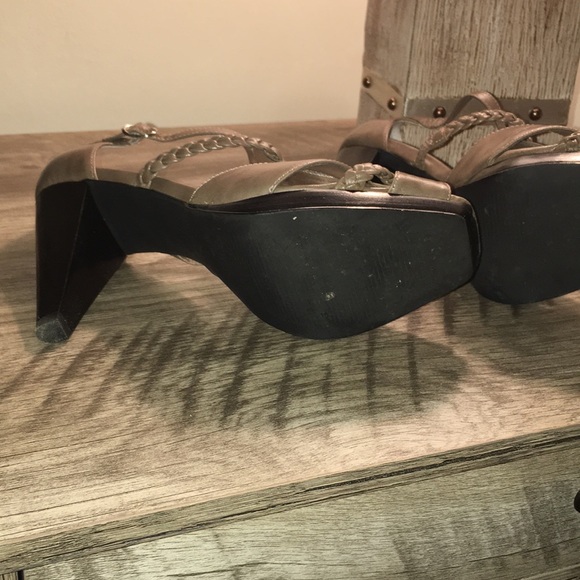 Stylish taupe peep toe chunk heel - Picture 4 of 4